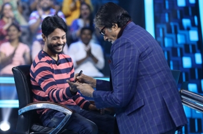 Big B autographs 'KBC 14' contestant's hand to not confuse him with his twin