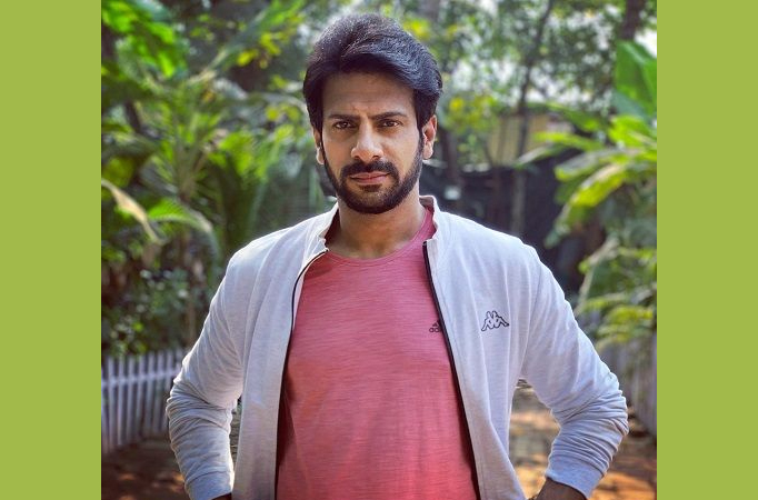 Karanveer Mehra or Woh Toh Hai Albelaa’s Vikrant has an INTERESTING Way of Killing Time on sets, check out