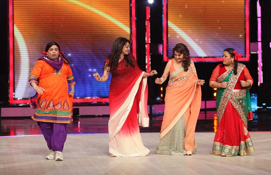 Madhuri and Juhi dancing with Mutthi and Palak