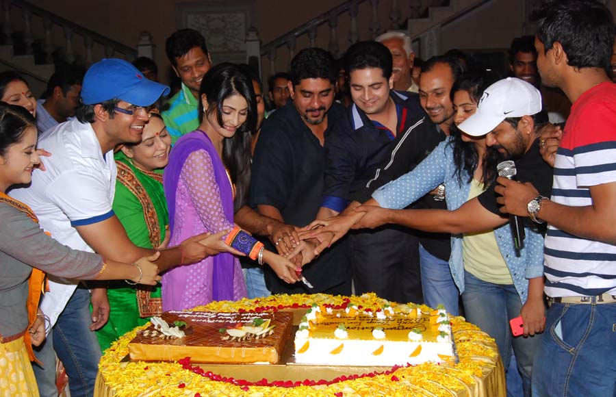 Cake cutting ceremony: Yeh Rishta Kya Kehla Hai completes 1400 episodes