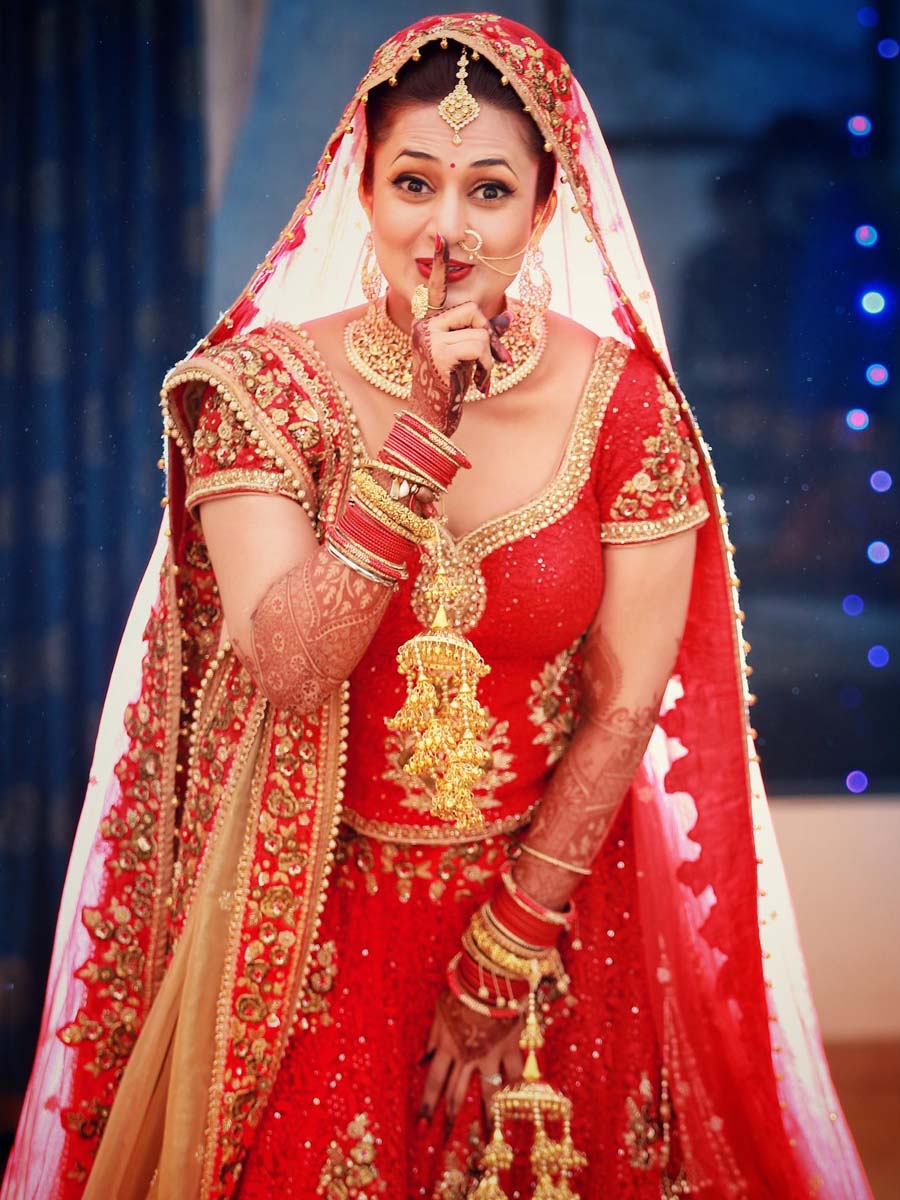Portrait of an Indian bride posing Stock Photo - Alamy