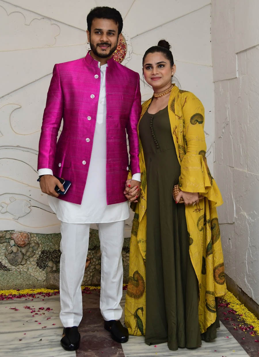 South Indian Grooms In Pastel Outfits Stealing All The Show | Engagement  dress for groom, Couple wedding dress, Engagement dress for bride