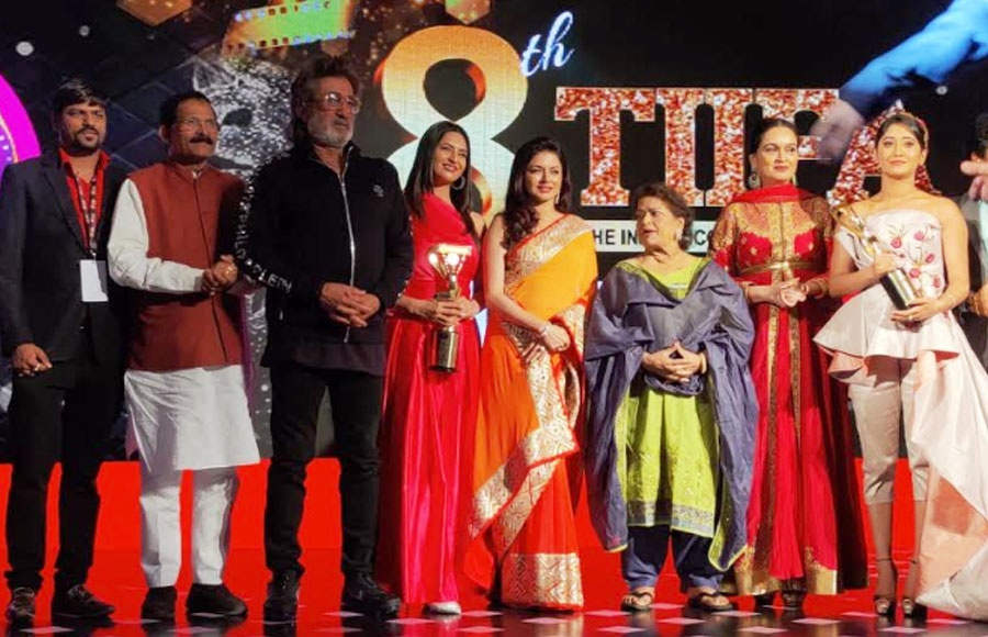 Divyanka Tripathi looks ravishing at an award function