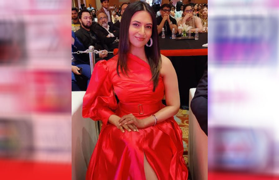 Divyanka Tripathi looks ravishing at an award function