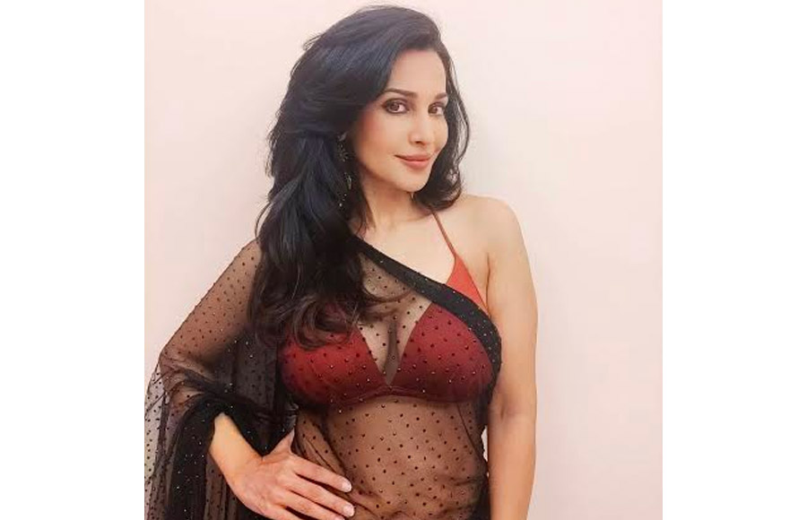 OOH LA LA! After Raj Kundra's controversial arrest in the post case, browse Flora  Saini's HOT PICTURES as she goes raises oomph on social media!