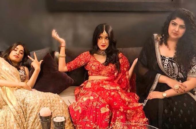 Diwali 2019: Check out Janhvi Kapoor’s funny yet adorable expression as she poses with Shanaya and Anshula 