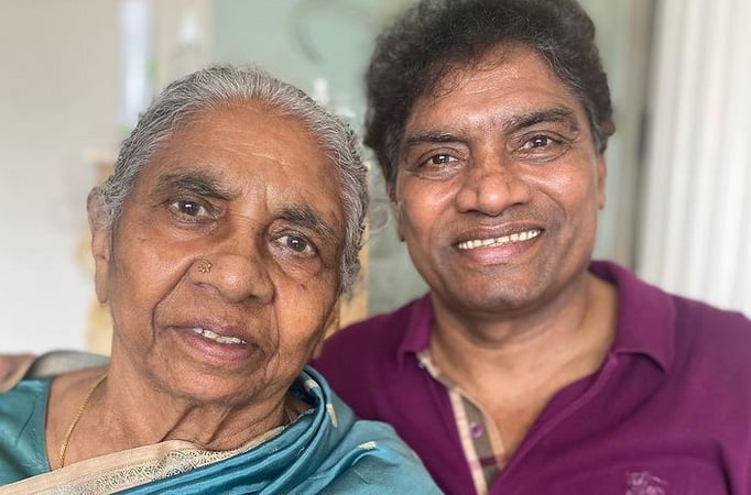 Johny Lever Ki Sex - This picture of Johnny Lever with his mom is getting all the love from the  fans