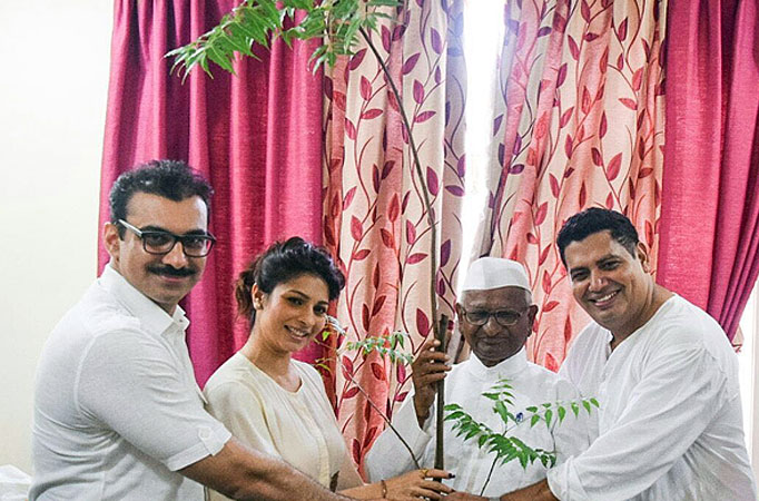Anna Hazare gifted Tanishaa