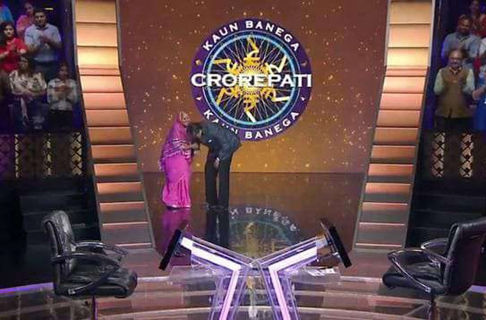 Whose feet did Big B touch for blessings on KBC 11?