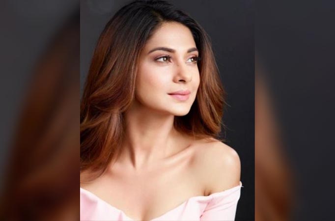 Beyhadh 2’s Jennifer Winget poses for this beautiful selfie with her friends