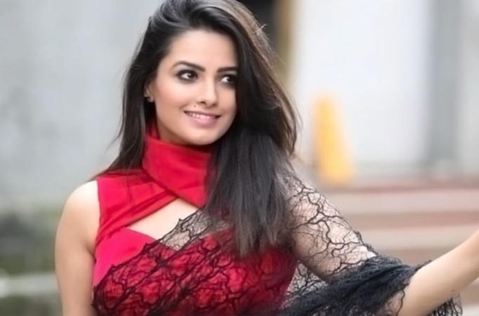Anita Hassanandani knows how to look all stylish this festive season, latest pics are a proof