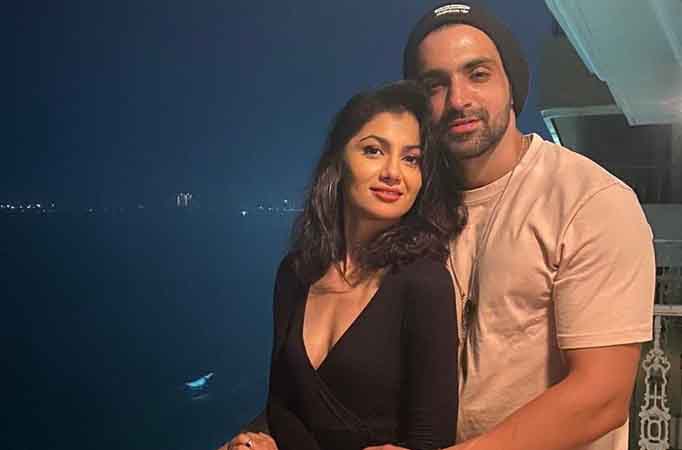 Check out what Arjit Taneja and Sriti Jha replied when they were asked if  they were married during a live session
