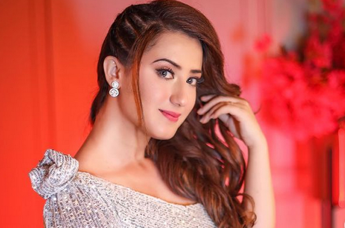 Wow! Check out these glamorous looks of Aalisha Panwar