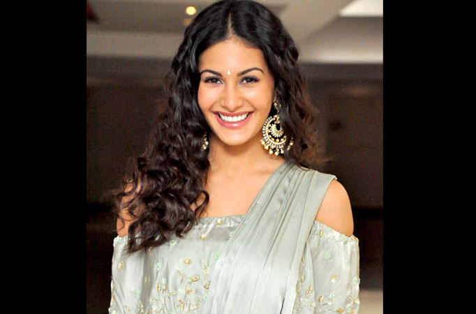 Dazzling! Amyra Dastur dazzles in these shimmery outfits, take a look