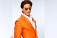 Shah Rukh Khan strikes his ICONIC pose at an event 