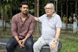 Dev feels blessed to share space with Soumitra Chatterjee