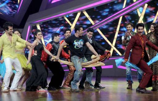 Salman Khan dancing with the contestants