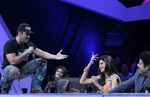 Salman Khan singing a song on Shilpa's request