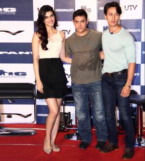 Tiger Shroff and Kriti Sanon with Aamir Khan, Jackie Shroff