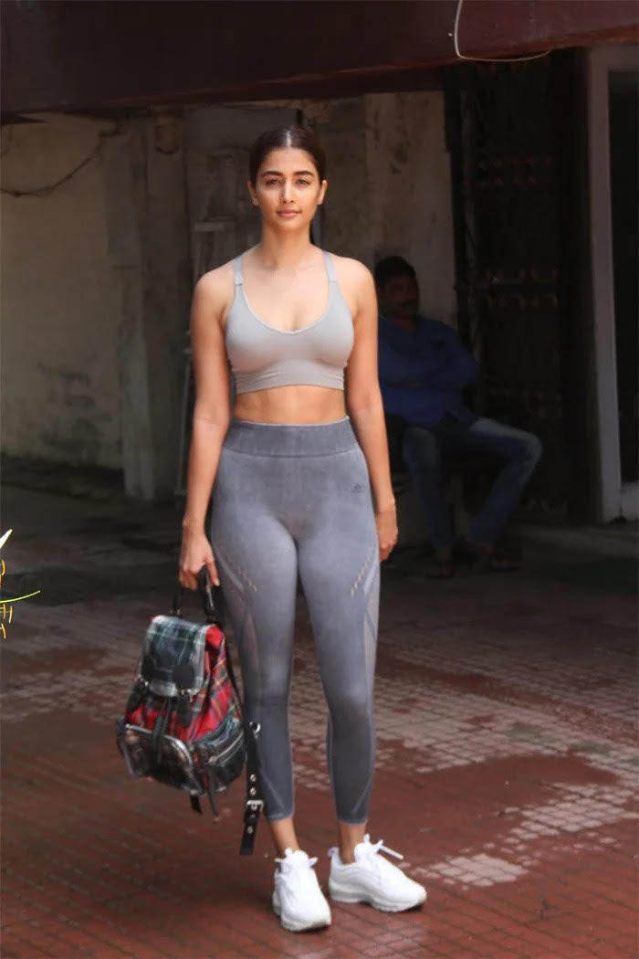 Sonal Chauhan navel in black tank crop top and yoga pants : r/SouthernSirens